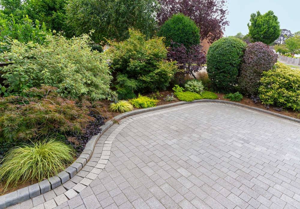 bezuz-commercial-landscaping-driveway
